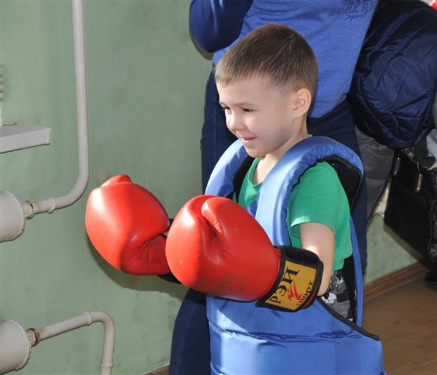 Сразу в нескольких городах Приволжского округа Росгвардии сотрудники спецподразделений провели уроки мужества для детей и подростков 