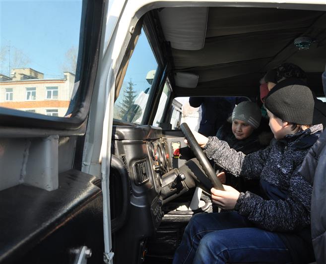 Сразу в нескольких городах Приволжского округа Росгвардии сотрудники спецподразделений провели уроки мужества для детей и подростков 