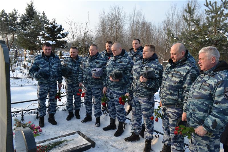 Сотрудники псковского ОМОНа почтили память погибшего товарища