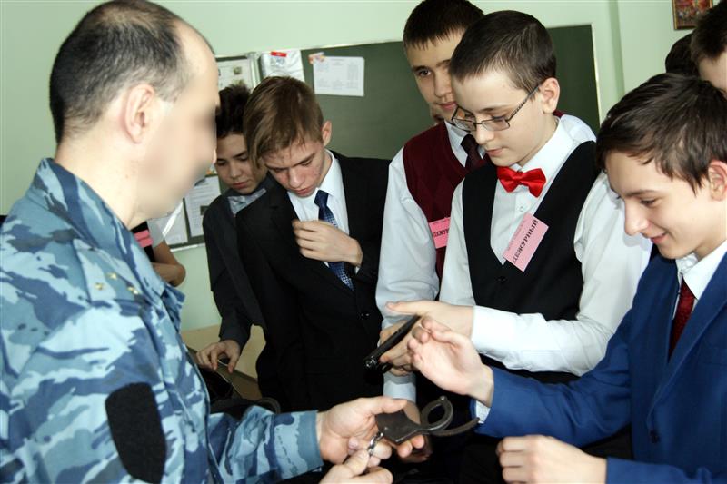 В Оренбурге сотрудники Росгвардии провели Урок мужества для лицеистов