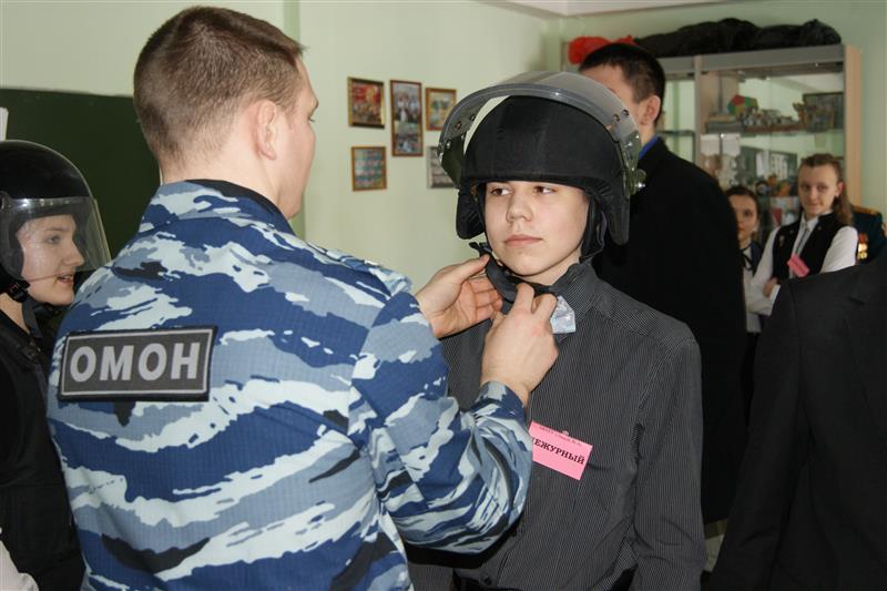 В Оренбурге сотрудники Росгвардии провели Урок мужества для лицеистов
