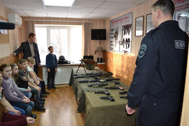 Офицеры и ветераны новгородского СОБРа провели Урок мужества для школьников