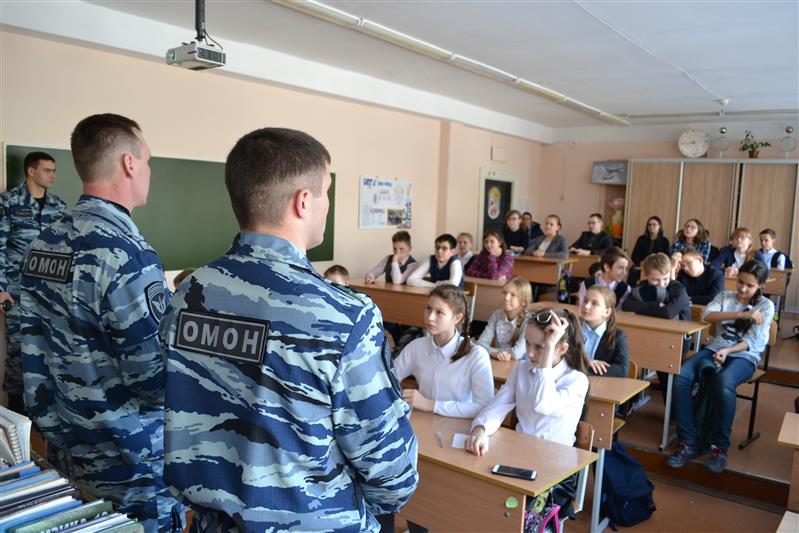 Сразу в нескольких городах Приволжского округа Росгвардии сотрудники спецподразделений провели уроки мужества для детей и подростков 