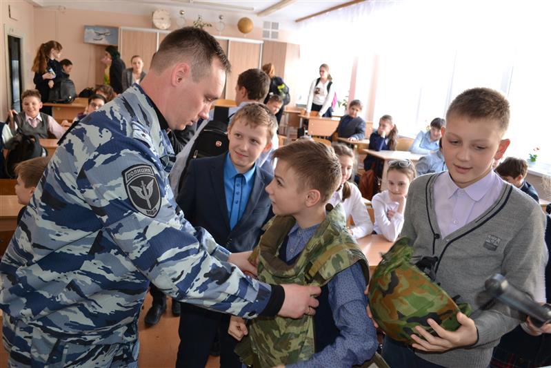 Сразу в нескольких городах Приволжского округа Росгвардии сотрудники спецподразделений провели уроки мужества для детей и подростков 