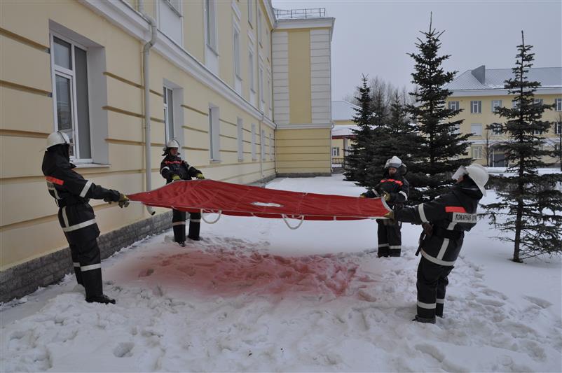 Военнослужащие управления Уральского округа Росгвардии отработали действия при эвакуации