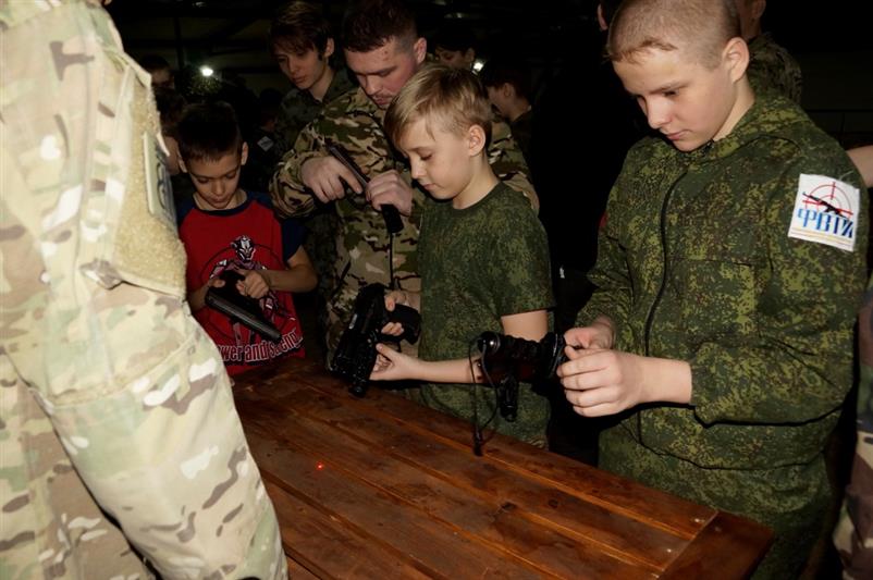 Бойцы СОБРа провели Урок мужества для воспитанников Федерации военно-тактических игр Амурской области