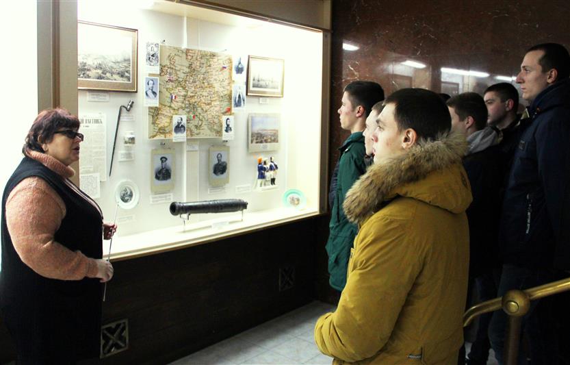 Сотрудники и стажеры вневедомственной охраны Управления Росгвардии по городу Севастополю совершили в экскурс в героическое прошлое родного города 