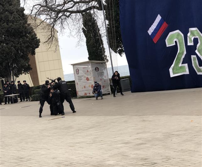 Сотрудники Главного управления Росгвардии по Республике Крым и городу Севастополю провели военно-патриотическое мероприятие с участниками подросткового лагеря