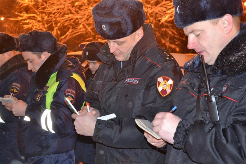 В Великом Новгороде прошел гарнизонный развод нарядов Росгвардии и полиции, заступающих на службу по охране общественного порядка