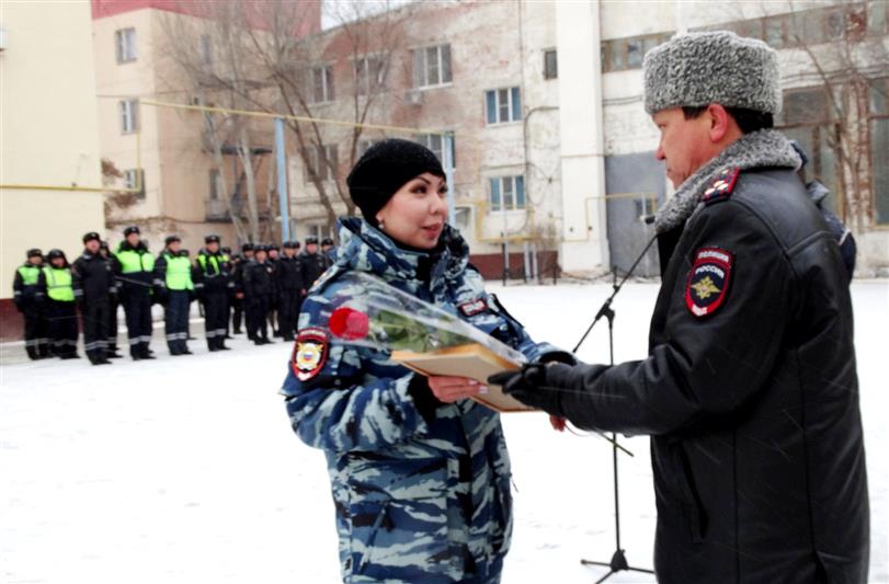 В Астрахани состоялся гарнизонный развод нарядов Росгвардии и полиции, заступающих на боевую службу по охране общественного порядка