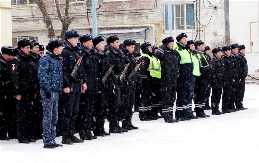 В Астрахани состоялся гарнизонный развод нарядов Росгвардии и полиции, заступающих на боевую службу по охране общественного порядка