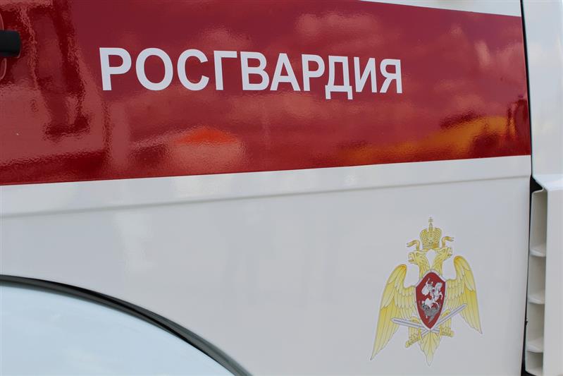 В Астрахани сотрудники Росгвардии передали полицейским дебошира, который хранил при себе наркотики