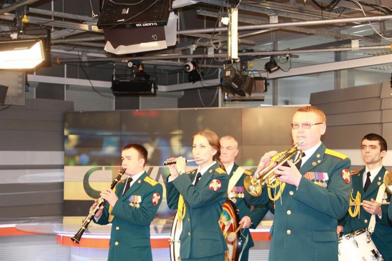 Военный оркестр Центра подготовки личного состава Северо-Западного округа войск национальной гвардии Российской Федерации в программе «Студия 11» телеканала Юрган выступил с музыкальным поздравлением