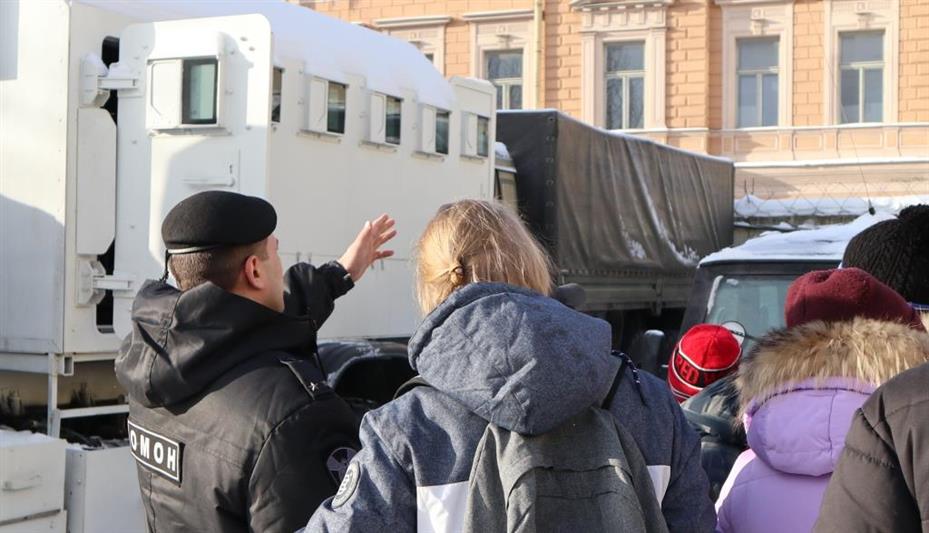 В Санкт-Петербурге сотрудники транспортного ОМОН провели экскурсию по отряду для воспитанников социально-реабилитационного центра для несовершеннолетних