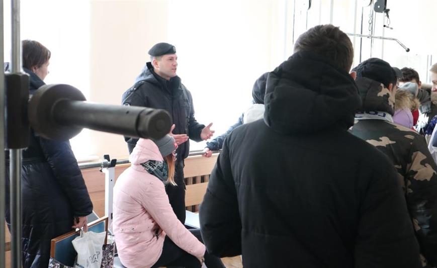 В Санкт-Петербурге сотрудники транспортного ОМОН провели экскурсию по отряду для воспитанников социально-реабилитационного центра для несовершеннолетних