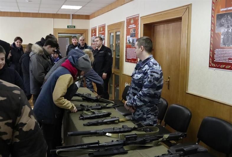 В Санкт-Петербурге сотрудники транспортного ОМОН провели экскурсию по отряду для воспитанников социально-реабилитационного центра для несовершеннолетних