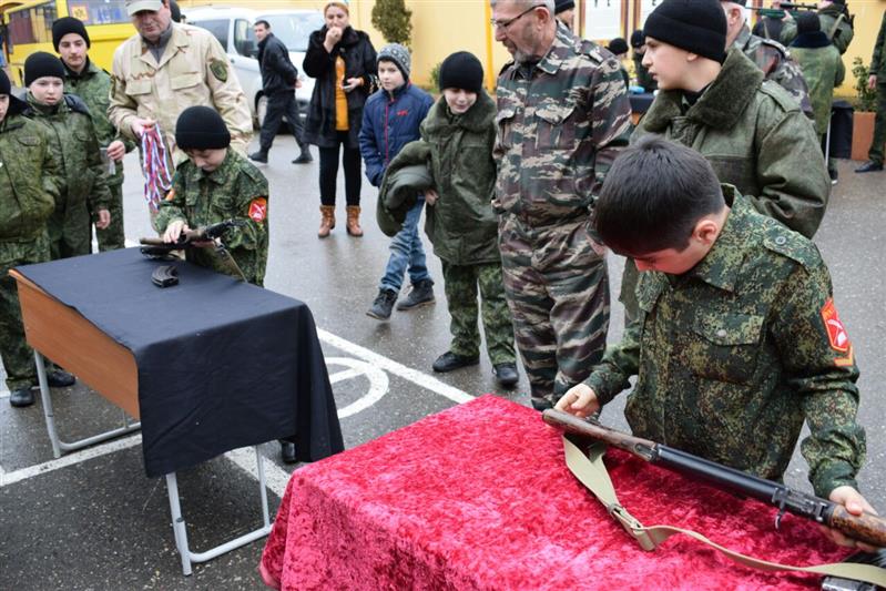 Бойцы дагестанского СОБР посетили кадетский корпус имени Г. Н. Трошева