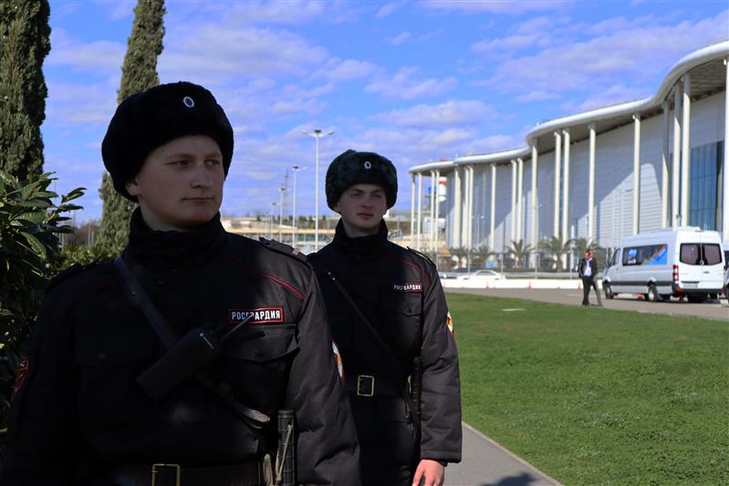 В Сочи сотрудники и военнослужащие Росгвардии обеспечили охрану общественного порядка во время проведения Российского инвестиционного форума 2018 (видео)