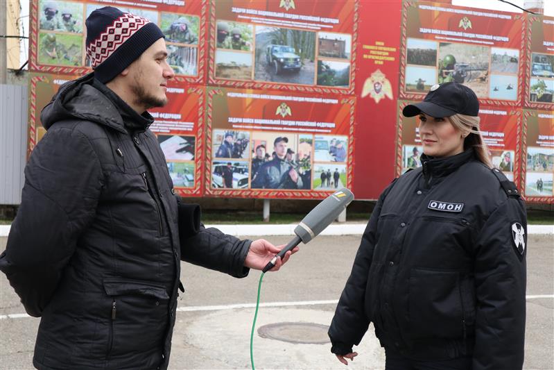 Сотрудница краснодарского ОМОНа, претендующая на победу в конкурсе красавиц, дала интервью корреспонденту региональной телепрограммы 