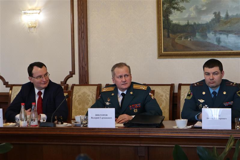 Военнослужащие Северо-Западного округа Росгвардии прияли участие в круглом столе с губернатором Ленинградской области
