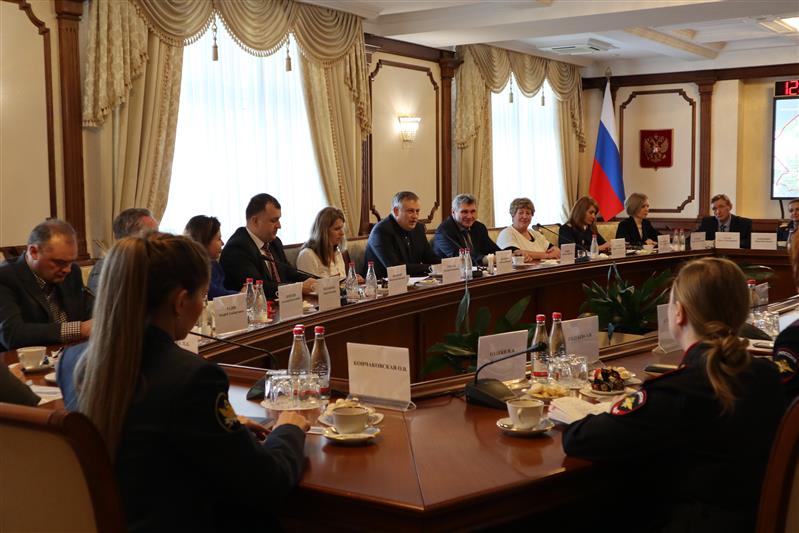 Военнослужащие Северо-Западного округа Росгвардии прияли участие в круглом столе с губернатором Ленинградской области