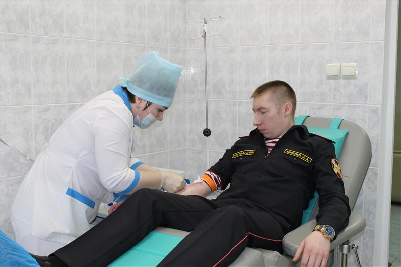 Сотрудник югорской Росгвардии сдал кровь для онкобольных