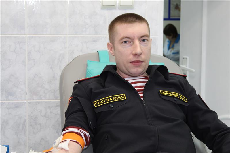 Сотрудник югорской Росгвардии сдал кровь для онкобольных