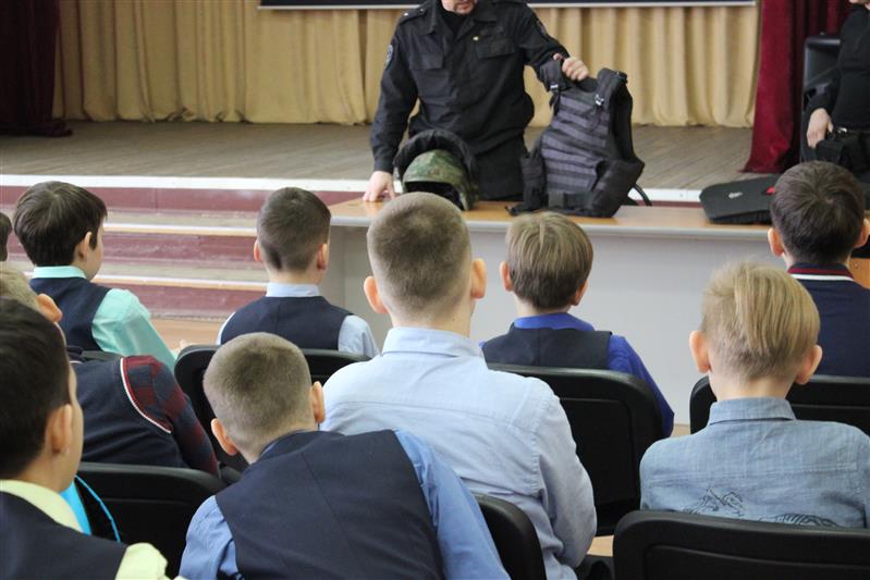  В Карелии сотрудники СОБРа  провели Урок мужества для учеников Академического лицея Петрозаводска
