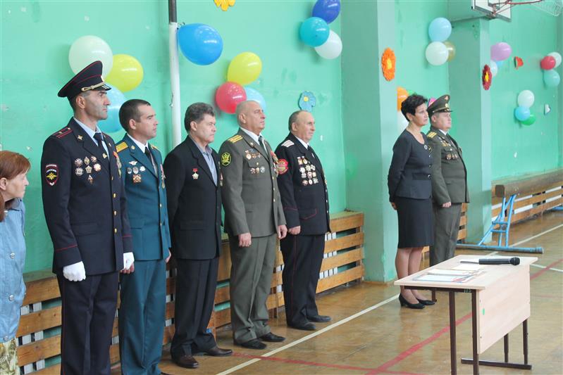 Военнослужащие Росгвардии кавалеры орденов Мужества стали участниками церемонии принятия школьниками кадетской присяги