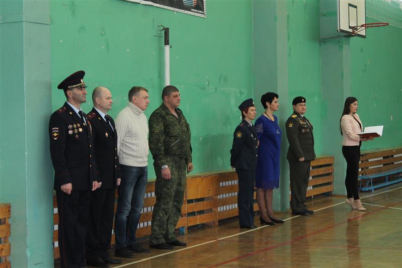 Военнослужащие Росгвардии кавалеры орденов Мужества стали участниками церемонии принятия школьниками кадетской присяги
