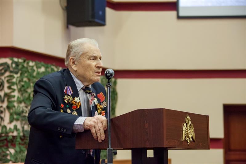 Сталинград. "Клянемся ж с тобою, товарищ, что больше ни шагу назад..."