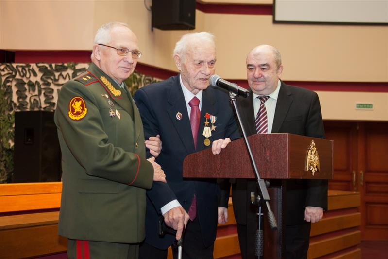 Сталинград. "Клянемся ж с тобою, товарищ, что больше ни шагу назад..."