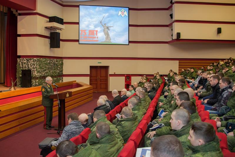 Сталинград. "Клянемся ж с тобою, товарищ, что больше ни шагу назад..."