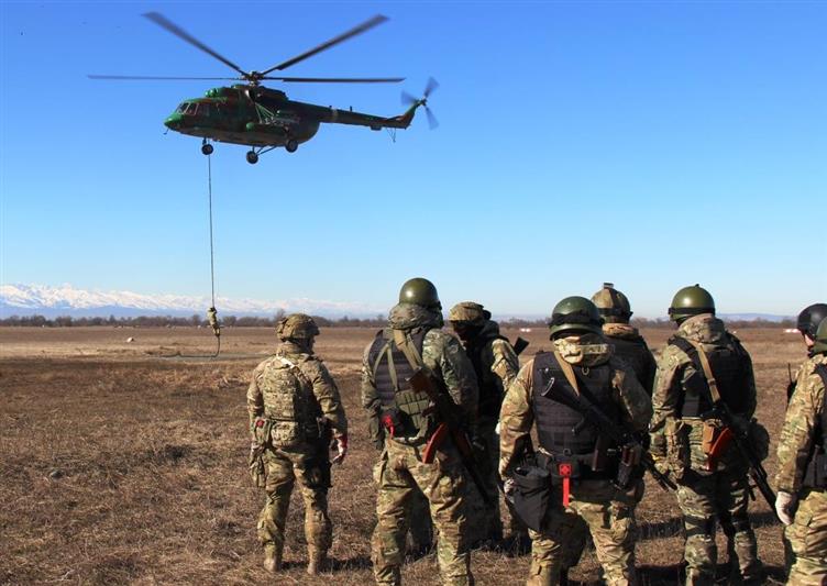 Бойцы североосетинских спецподразделений Росгвардии отработали способы беспарашютного десантирования с вертолета (видео)