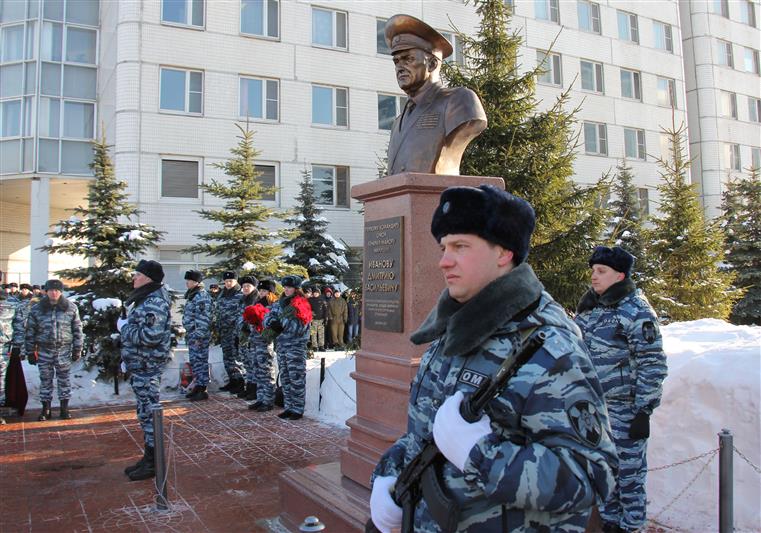 В столичном ОМОНе состоялась торжественная церемония открытия бюста первого командира спецподразделения генерал майора милиции Дмитрия Иванова