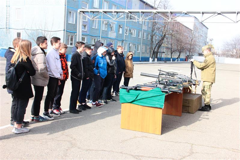 В Краснодарском крае сотрудники ОМОНа открыли двери подразделения для школьников