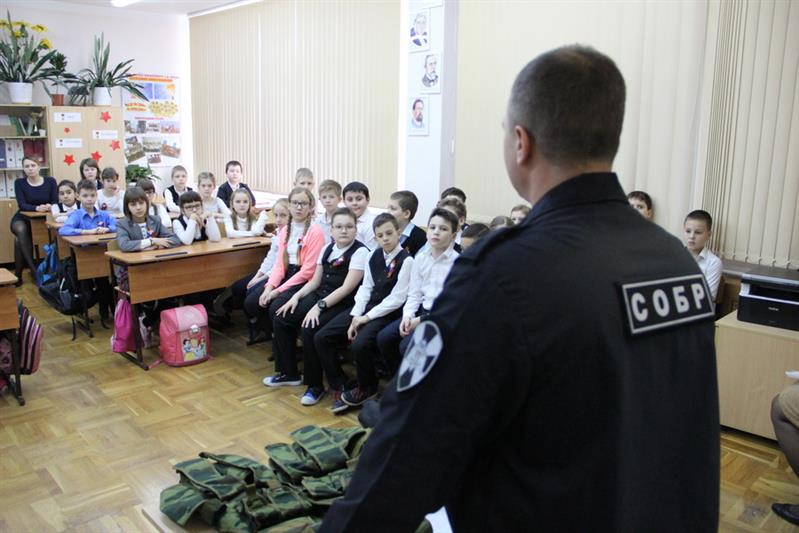 Сотрудники СОБРа провели Урок мужества для краснодарских школьников