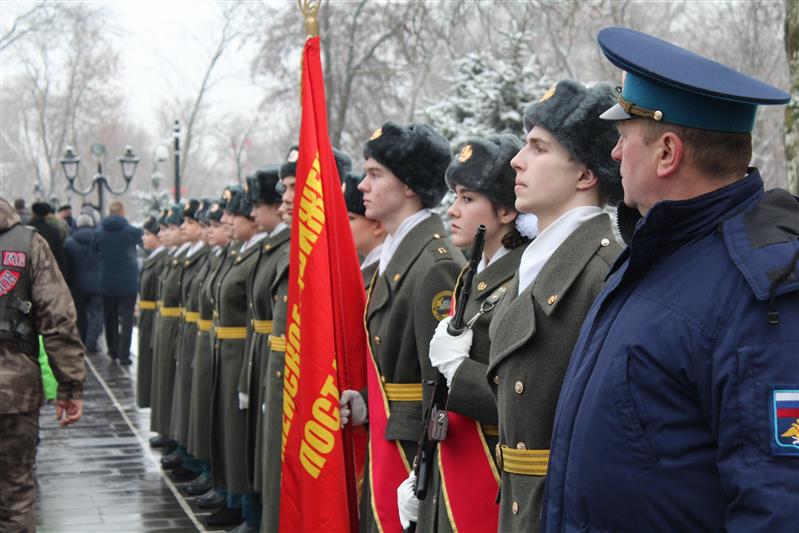 Военнослужащие и сотрудники Росгвардии отдали дань уважения подвигу воинов Красной армии, освободивших 75 лет назад Ростов-на-Дону 