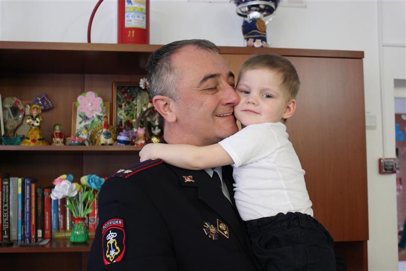 Воспитанники Черкесского дома ребенка поздравили сотрудников Росгвардии с Днем защитника Отечества