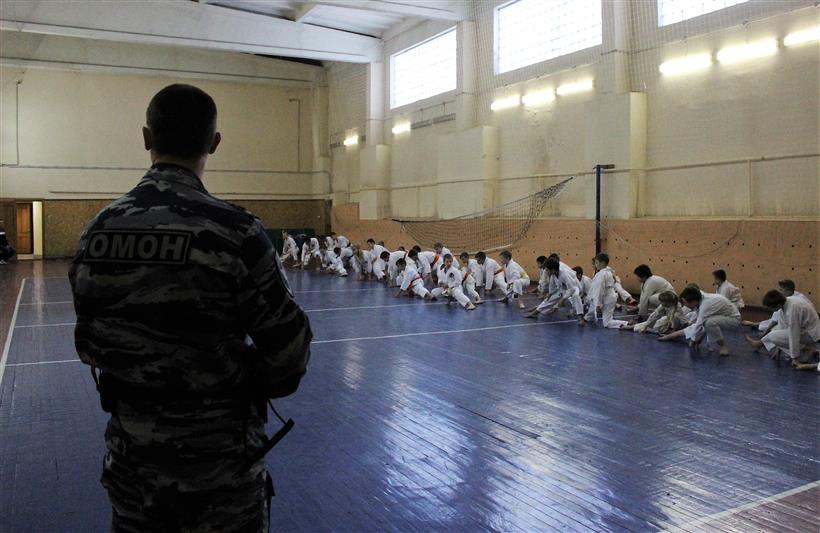 В псковском ОМОНе прошел сбор воспитанников клубов карате региона