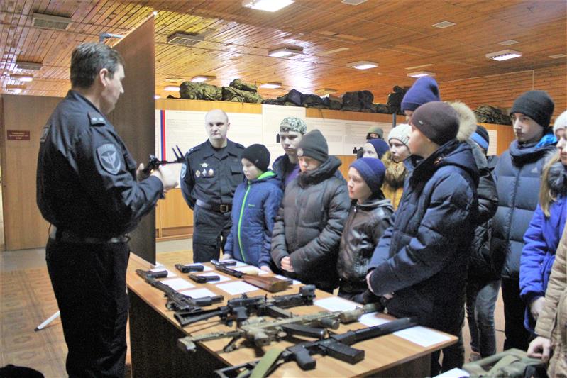 Офицеры псковского СОБРа провели для школьников Урок мужества