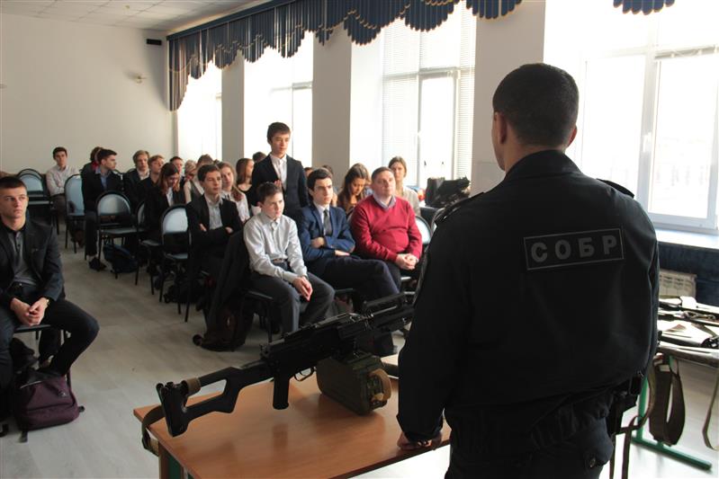 Офицеры рязанского СОБРа провели Урок мужества с лицеистами