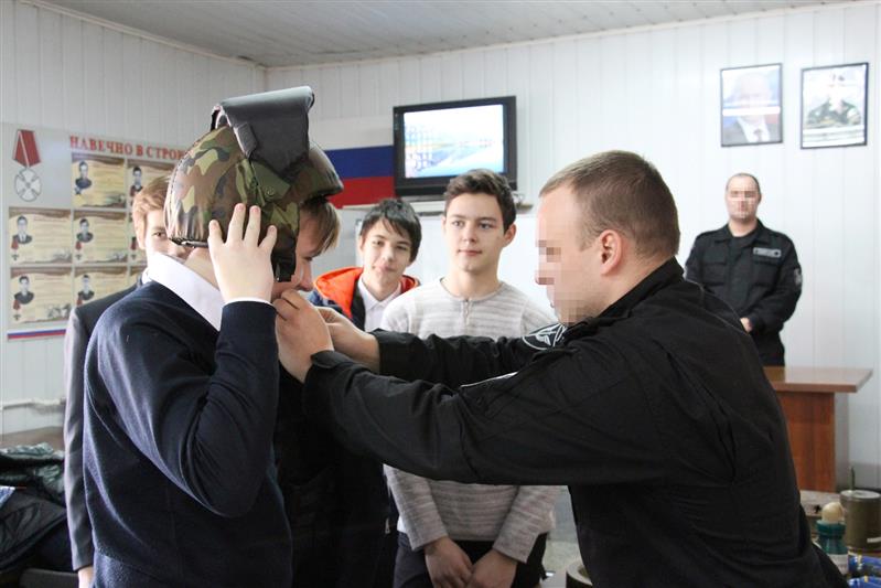 Бойцы новочеркасского ОМОНа провели для школьников Урок мужества