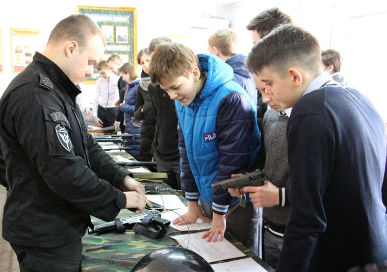Бойцы новочеркасского ОМОНа провели для школьников Урок мужества
