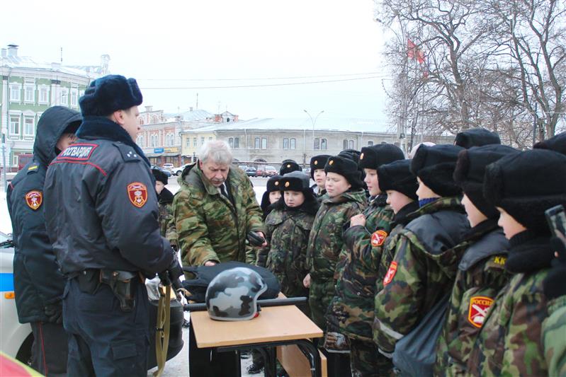 В преддверии Дня защитника Отечества в Вологодской области сотрудники Росгвардии провели для кадетов Урок мужества 