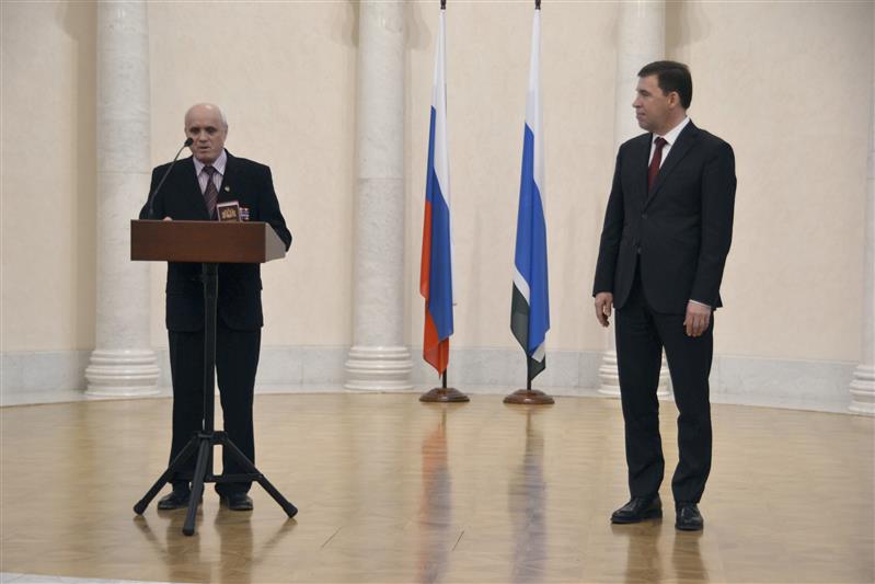 Губернатор Свердловской области наградил ветерана Росгвардии