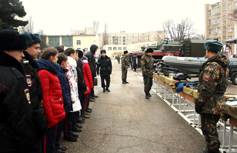Военнослужащие Росгвардии провели День открытых дверей для воспитанников Таврической духовной семинарии 