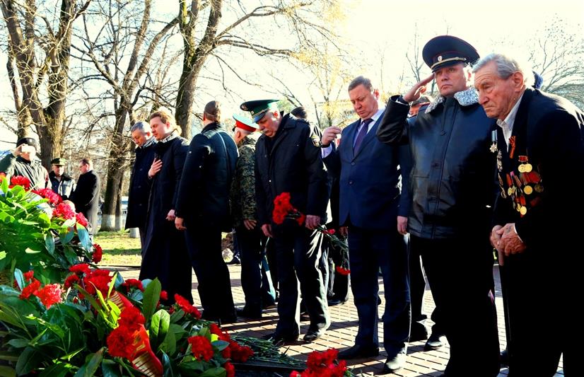 Крымские росгвардейцы приняли участие в мероприятиях, посвященных Дню памяти о россиянах, исполнявших служебный долг за пределами Отечества