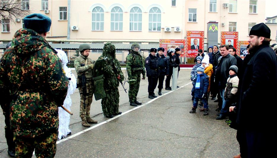 Военнослужащие Росгвардии провели День открытых дверей для воспитанников Таврической духовной семинарии 