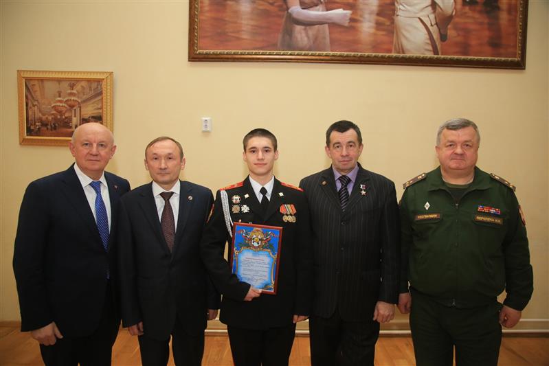Лучший кадет выпускного курса Московского президентского кадетского училища им. М.А. Шолохова награжден стипендией Фонда имени Героя России генерал-полковника Романова А.А.